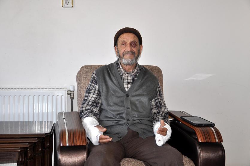 Yaşlı adama saldırıp kollarını kırdılar