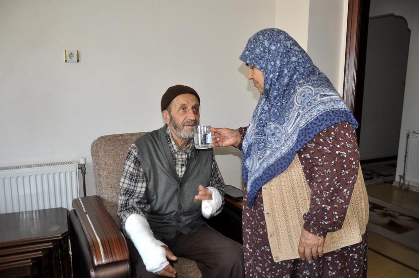 Yaşlı adama saldırıp kollarını kırdılar
