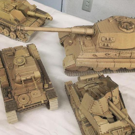 Karton sanatçısı 3 boyutlu bin bir türlü eser yaratıyor