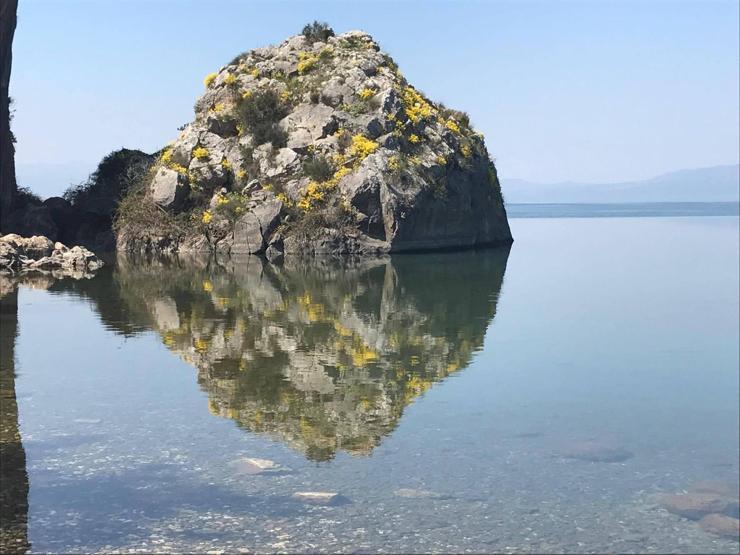 İznik Gölü’ne yansıyan kaya görüntüsü paylaşım rekoru kırıyor