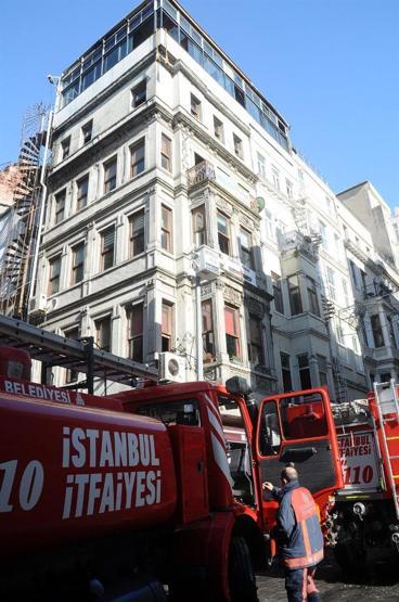 Beyoğlu’nda barda korkutan yangın