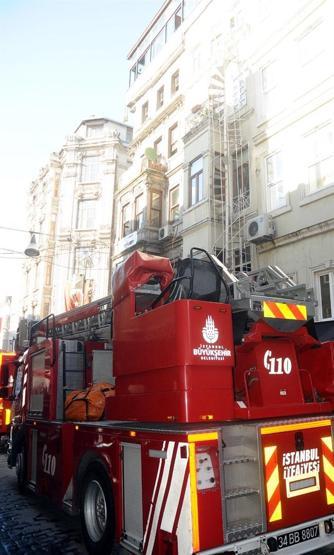 Beyoğlu’nda barda korkutan yangın