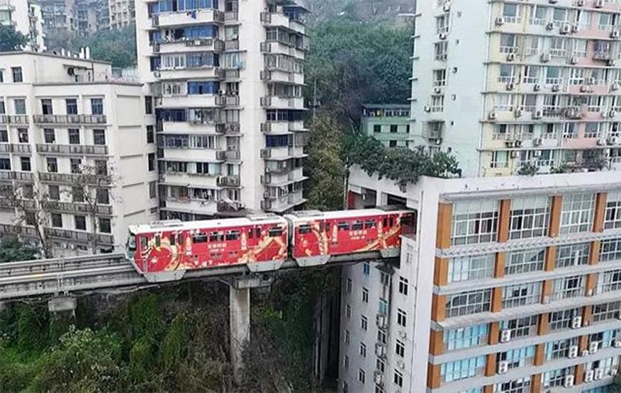 İçinden tren geçen apartman