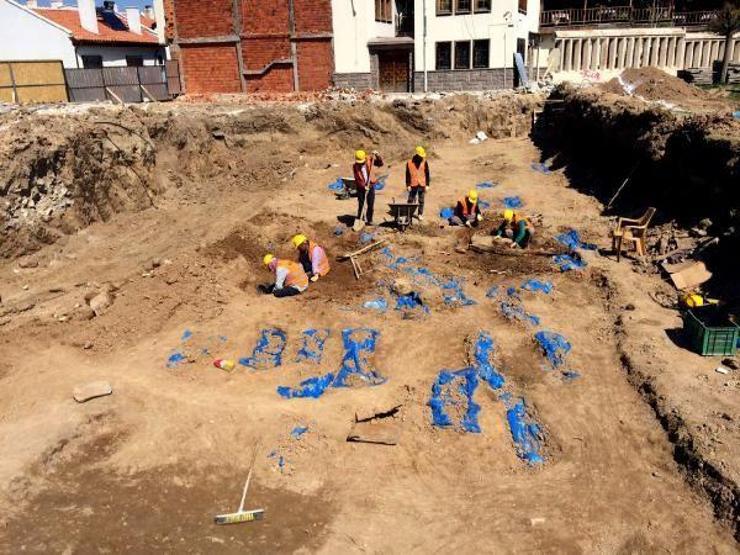 Mevlana Müzesi’nin bin yıllık gül bahçesinde, ek bina inşaatı durduruldu