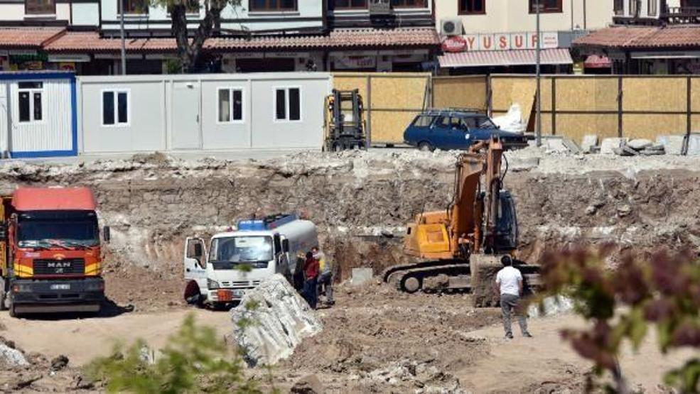 Mevlana Müzesi’nin bin yıllık gül bahçesinde, ek bina inşaatı durduruldu