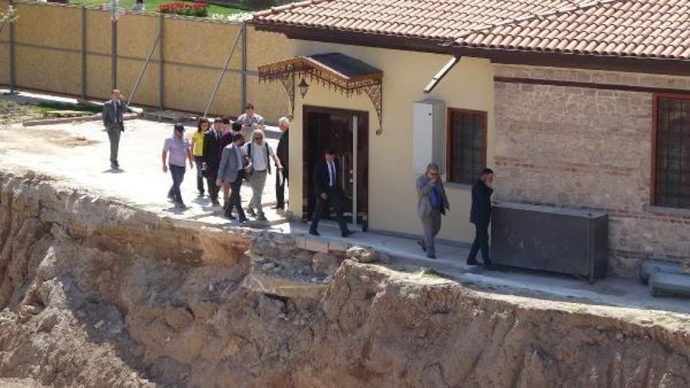 Mevlana Müzesi’nin bin yıllık gül bahçesinde, ek bina inşaatı durduruldu