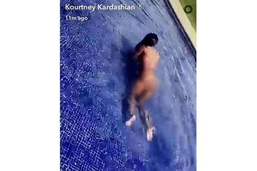 Kardashian çırılçıplak havuza girdi