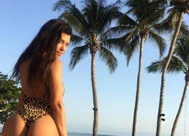 Kardashian çırılçıplak havuza girdi