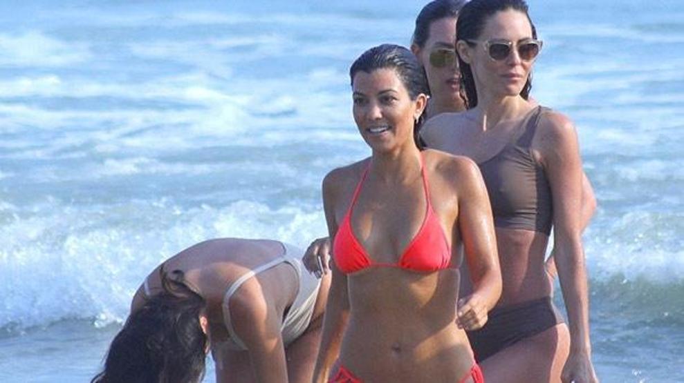 Kardashian çırılçıplak havuza girdi