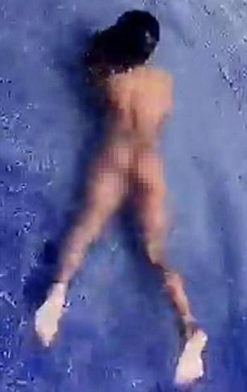 Kardashian çırılçıplak havuza girdi