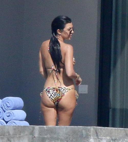 Kardashian çırılçıplak havuza girdi