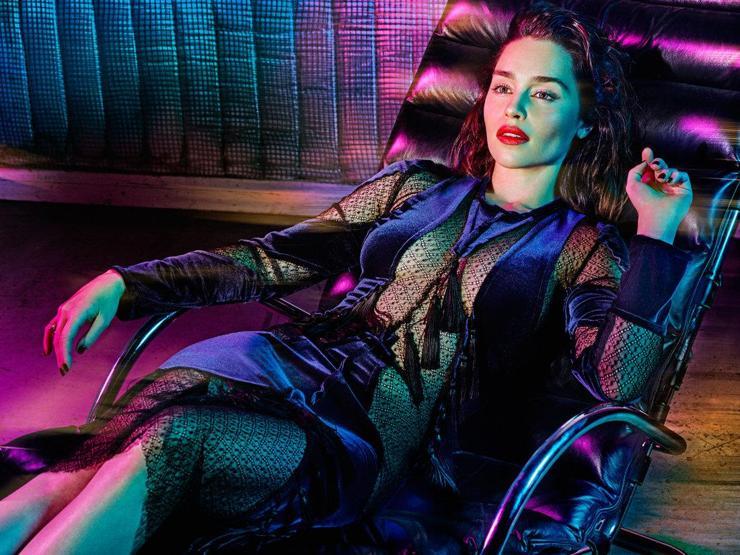 Emilia Clarke film için çırılçıplak soyundu