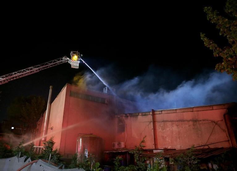 Boya fabrikası alev alev yandı