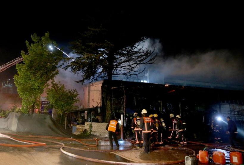 Boya fabrikası alev alev yandı