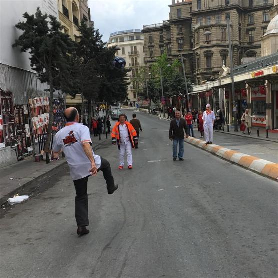 Taksim esnafı müşteri bulamayınca top oynadı
