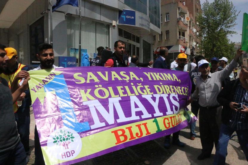 HDPli vekil ile polisin pankart tartışması