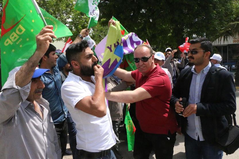 HDPli vekil ile polisin pankart tartışması