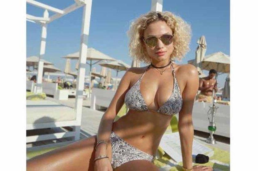 Rose Bertram sosyal medyayı salladı