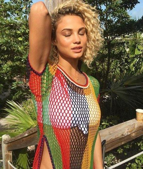 Rose Bertram sosyal medyayı salladı