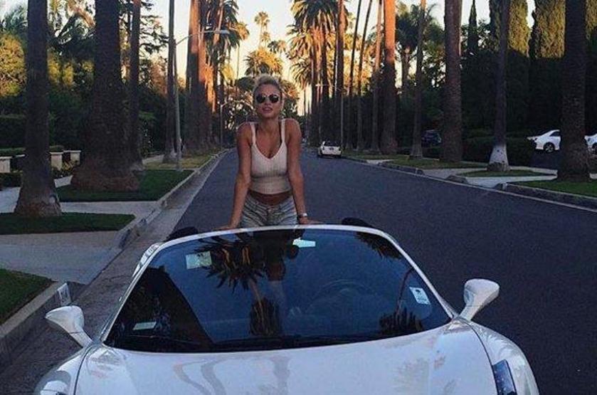 Rose Bertram sosyal medyayı salladı