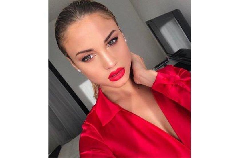 Rose Bertram sosyal medyayı salladı