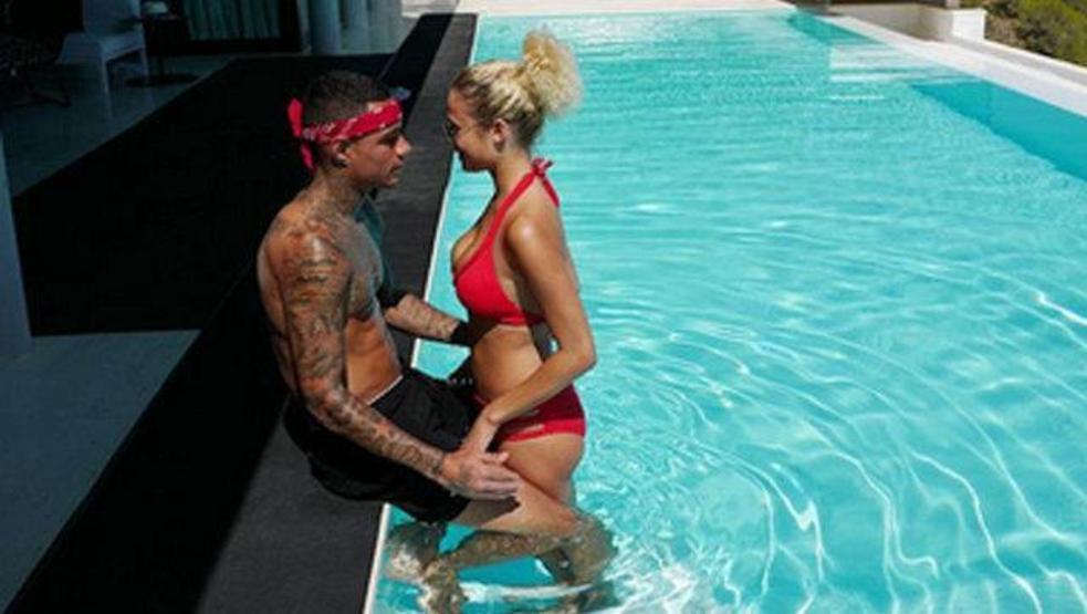 Rose Bertram sosyal medyayı salladı