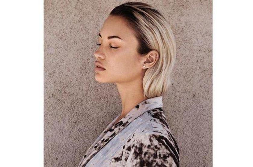 Rose Bertram sosyal medyayı salladı