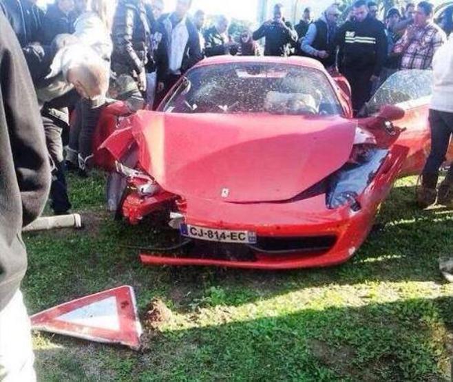 Pahalı otomobillerini hurdaya çeviren futbolcular