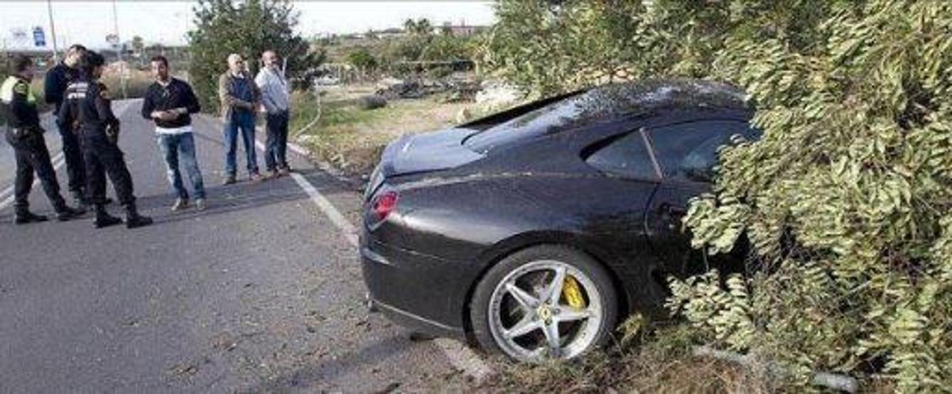 Pahalı otomobillerini hurdaya çeviren futbolcular