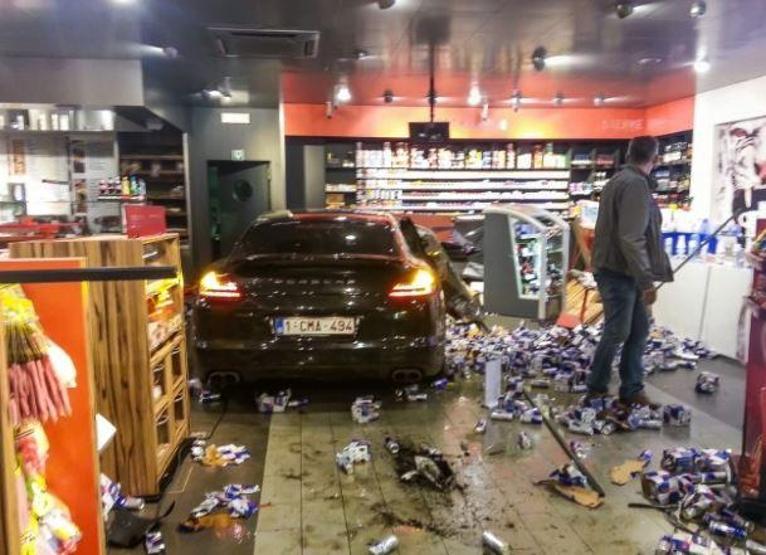 Pahalı otomobillerini hurdaya çeviren futbolcular