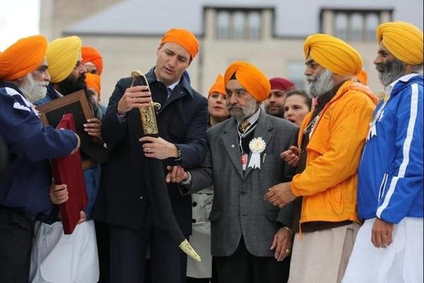 Kanada Başbakanı Justin Trudeau çorapla törene katıldı