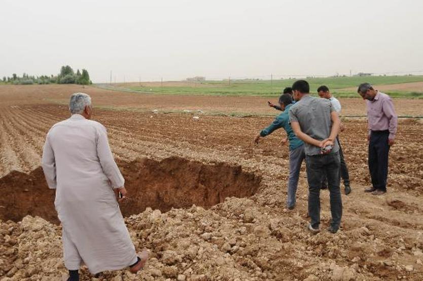 Pamuk tarlasında oluşan dev obruk korkuttu