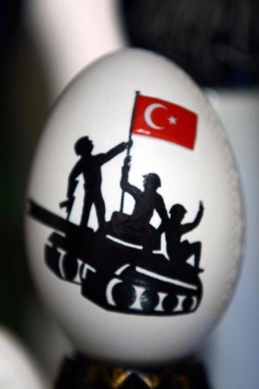 Yumurtanın içine dünyayı sığdırıyor