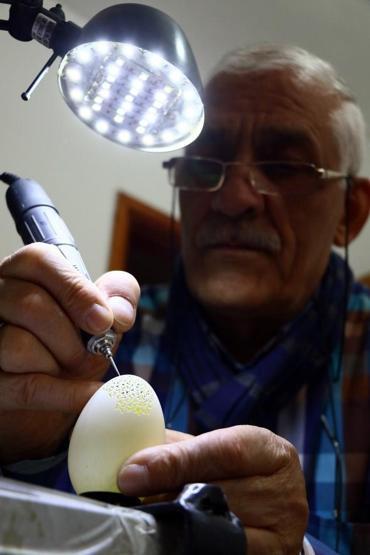 Yumurtanın içine dünyayı sığdırıyor
