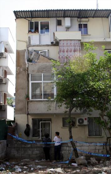 İzmirde balkon çöktü:3 yaralı