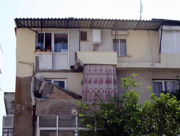 İzmirde balkon çöktü:3 yaralı