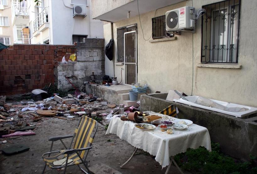 İzmirde balkon çöktü:3 yaralı