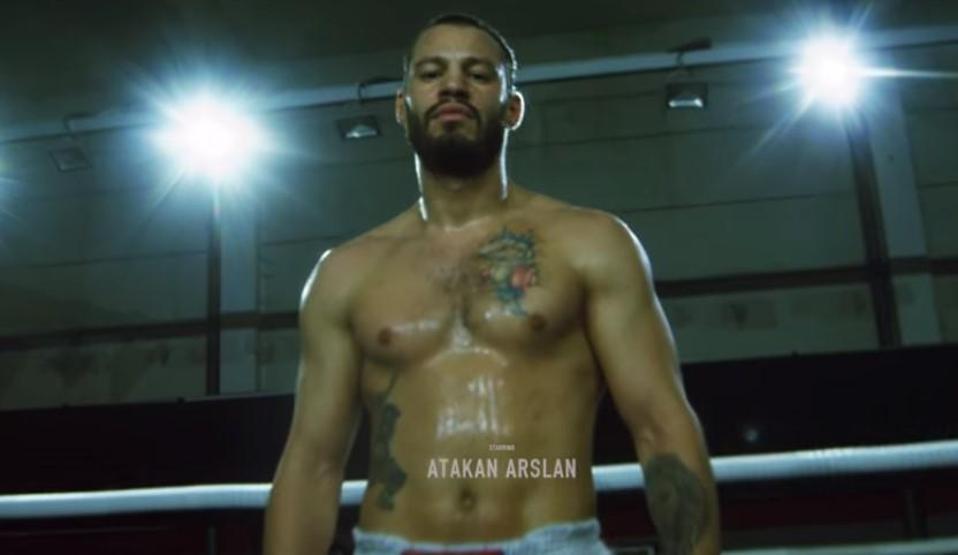 Söz dizisi oyuncusu Survivor Atakan rap klibinde yer aldı