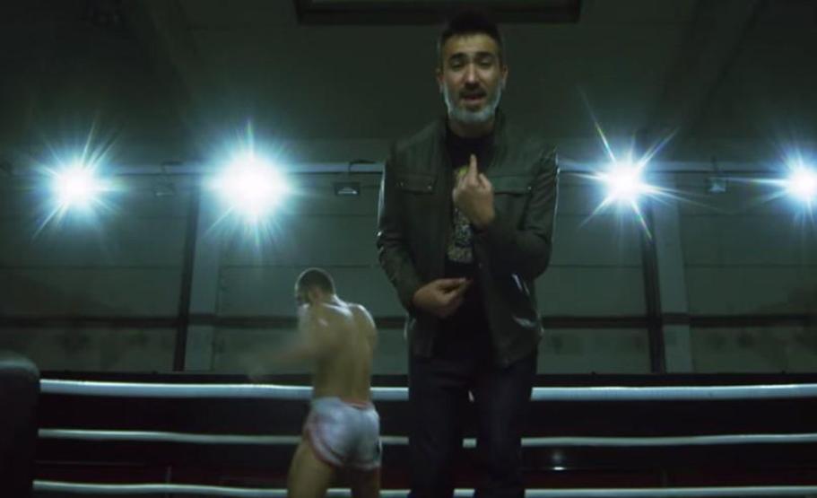 Söz dizisi oyuncusu Survivor Atakan rap klibinde yer aldı