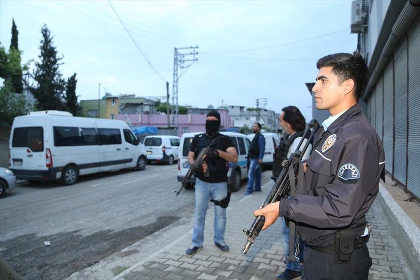 Adanada zehir tacirlerine şafak operasyonu