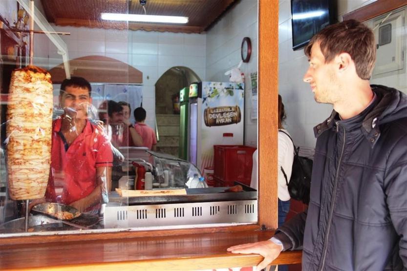 Hastalığı nedeniyle ağzının suları akarak bakıyor