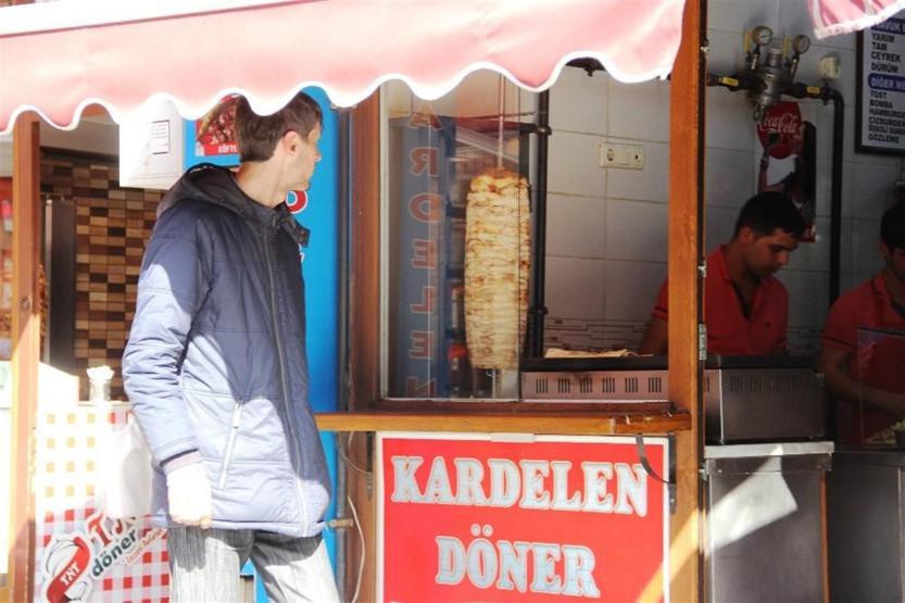Hastalığı nedeniyle ağzının suları akarak bakıyor