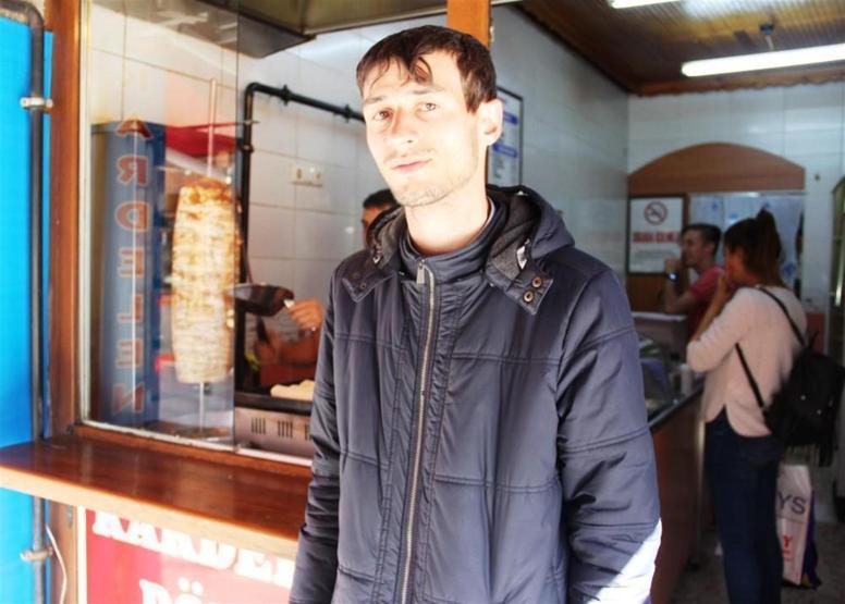 Hastalığı nedeniyle ağzının suları akarak bakıyor