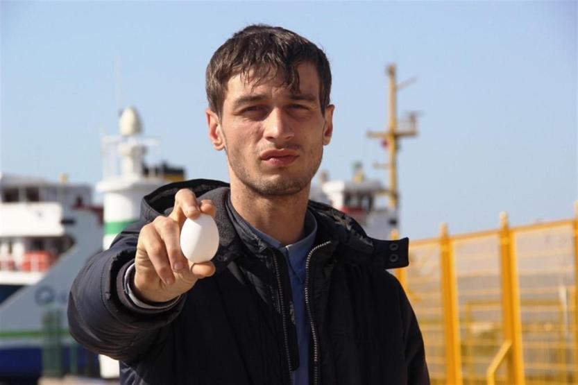 Hastalığı nedeniyle ağzının suları akarak bakıyor