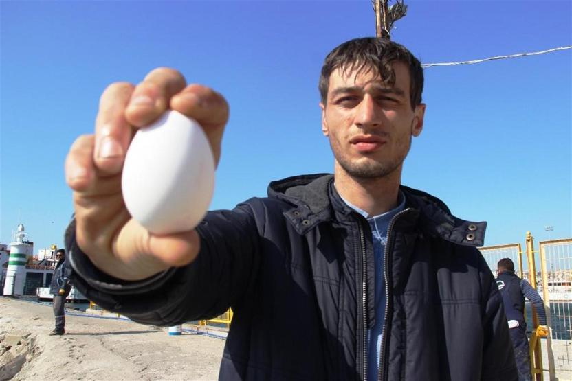 Hastalığı nedeniyle ağzının suları akarak bakıyor