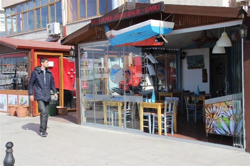 Hastalığı nedeniyle ağzının suları akarak bakıyor