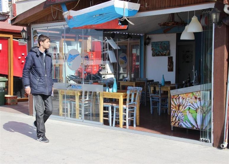 Hastalığı nedeniyle ağzının suları akarak bakıyor