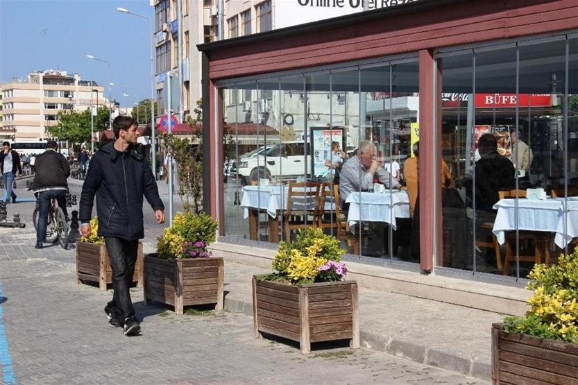 Hastalığı nedeniyle ağzının suları akarak bakıyor