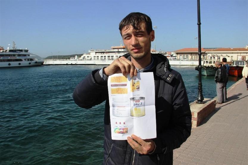 Hastalığı nedeniyle ağzının suları akarak bakıyor