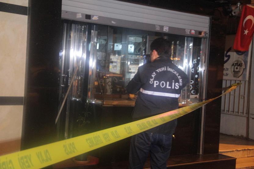 Kuyumcunun kepengini kırıp 30 bin liralık altın çaldılar